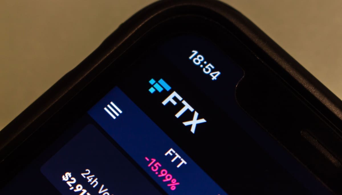 Het FTX logo te zien op een telefoon in de FTX app