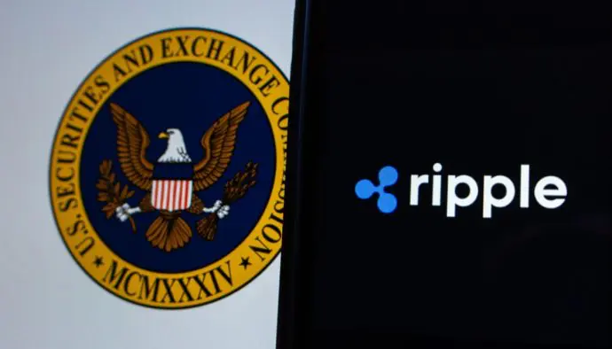 Het logo van Ripple, het bedrijf achter XRP, en daarachter het logo van de SEC, een belangrijke cryptowaakhond