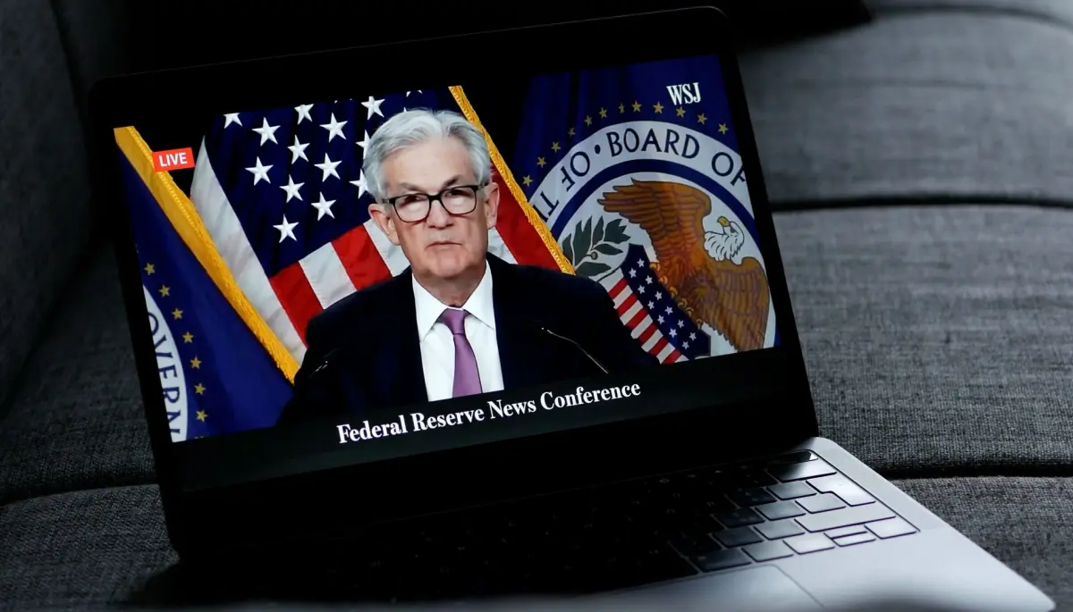 Scherm met Federal Reserve voorzitter Jerome Powell