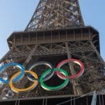 logo olympische spelen op de eEiffeltoren in Parijs