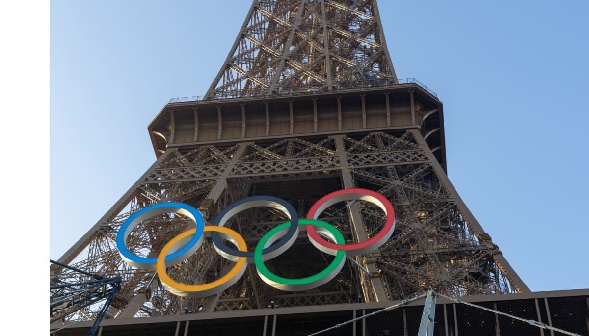 logo olympische spelen op de eEiffeltoren in Parijs