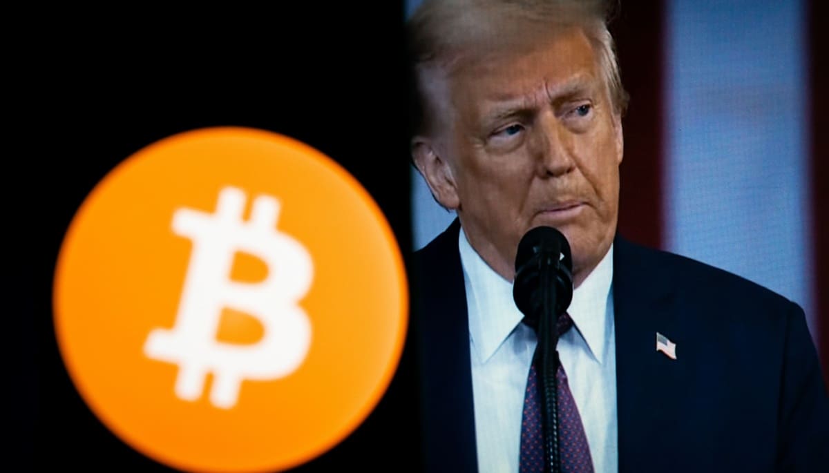 Amerikaanse president Donald Trump rechts, met links een oranje bitcoin logo.