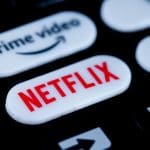 Verschillende knoppen van streamingdiensten op een afstandsbediening, waaronder Prime Video en Netflix