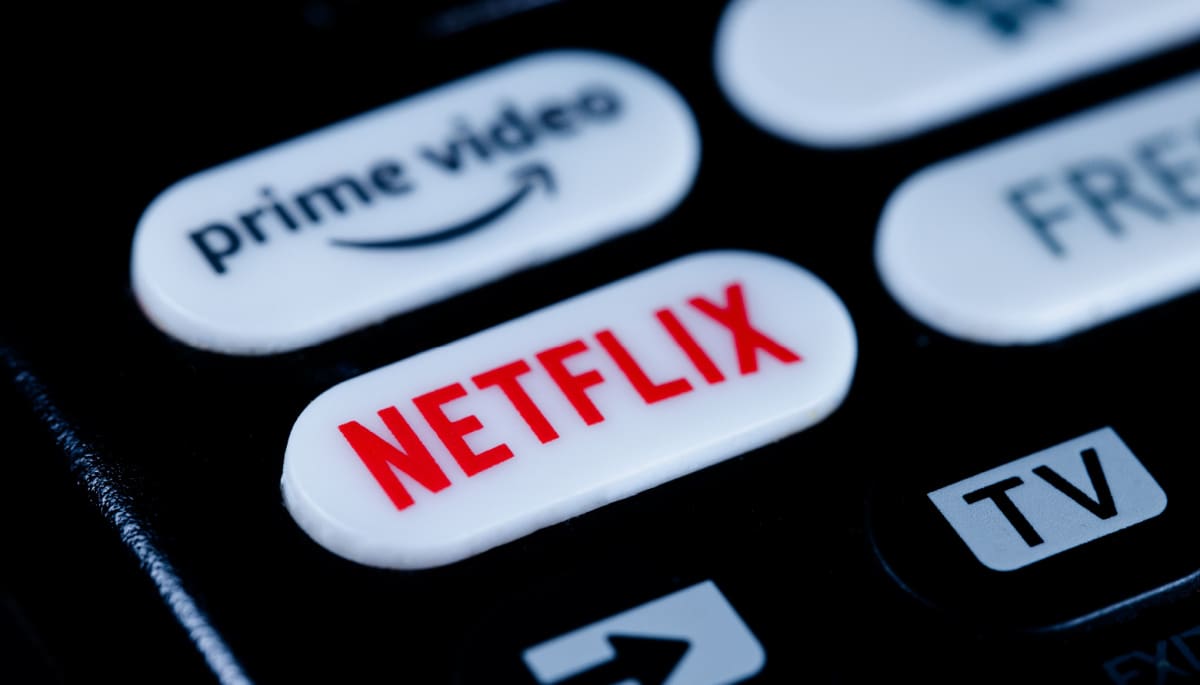 Verschillende knoppen van streamingdiensten op een afstandsbediening, waaronder Prime Video en Netflix