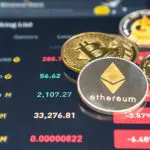 Verschillende munten van altcoins, waaronder ethereum en dogecoin, op een telefoon met dalende rode koersen