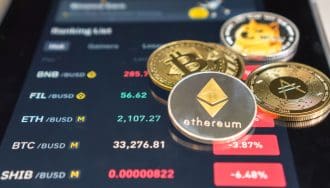 Verschillende munten van altcoins, waaronder ethereum en dogecoin, op een telefoon met dalende rode koersen