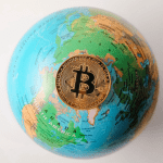 Wereldbol met Bitcoin munt