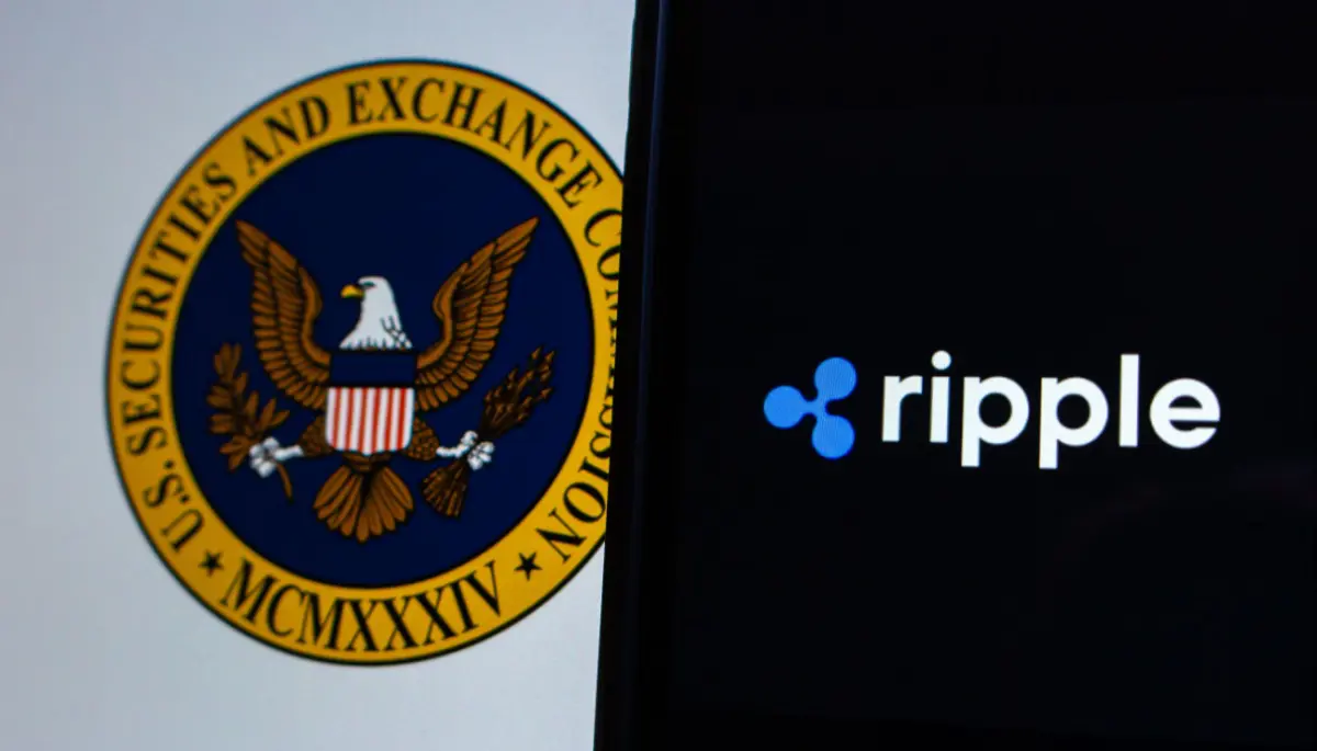 Een Ripple (XRP) logo op een telefoon, met op de achtergrond het SEC logo