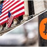 Grote Amerikaanse vlaggen op de gevel van Wall Street aandelenbeurs, en een bitcoin sticker op een lantaarnpaal.