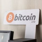 Bitcoin geldautomaat met scherm en bord met Bitcoin-logo en tekst ‘Bitcoin ATM’. Cryptocurrency opnamelocatie voor digitaal geld en blockchain-transacties