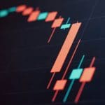 Candlestick-grafiek met rode en groene kaarsen die een dalende Bitcoin-koers tonen. Cryptocurrency marktvolatiliteit en technische analyse van digitale activa