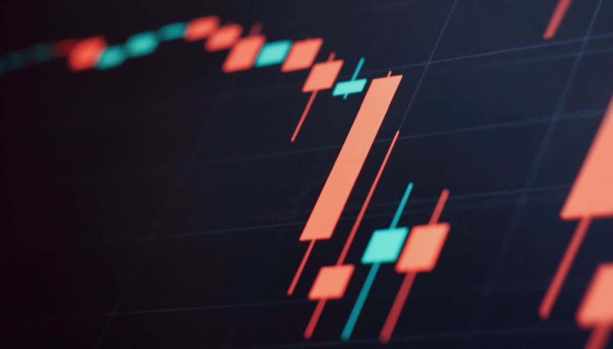 Candlestick-grafiek met rode en groene kaarsen die een dalende Bitcoin-koers tonen. Cryptocurrency marktvolatiliteit en technische analyse van digitale activa