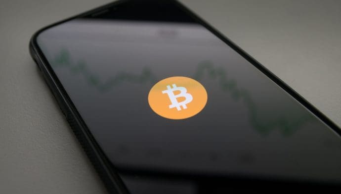 Bitcoin koers stijgt, maar markt telt nerveus af naar 13:30