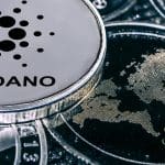 Een cardano (ADA) en ripple (XRP) munt naast elkaar.