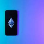 Ethereum logo op telefoon met blauw en paarse achtergrond