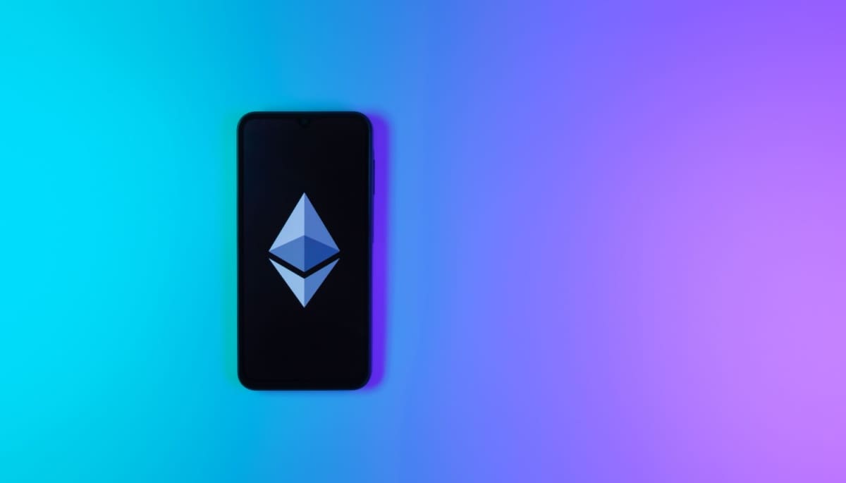 Ethereum logo op telefoon met blauw en paarse achtergrond