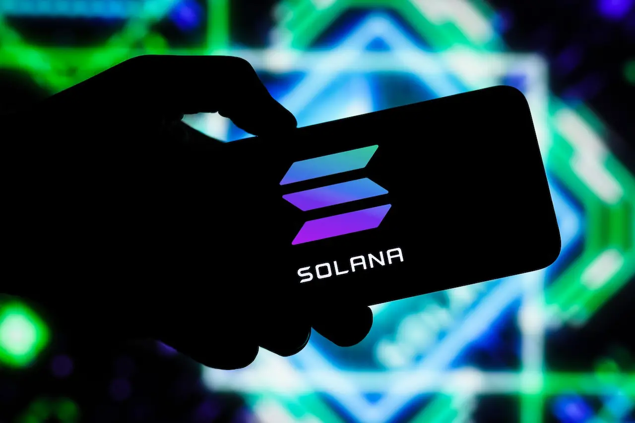 Foto van telefoon met Solana logo