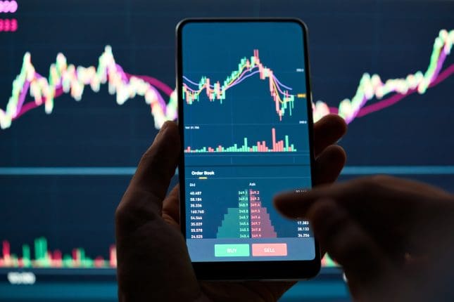 crypto trading en grafiek op een smartphone