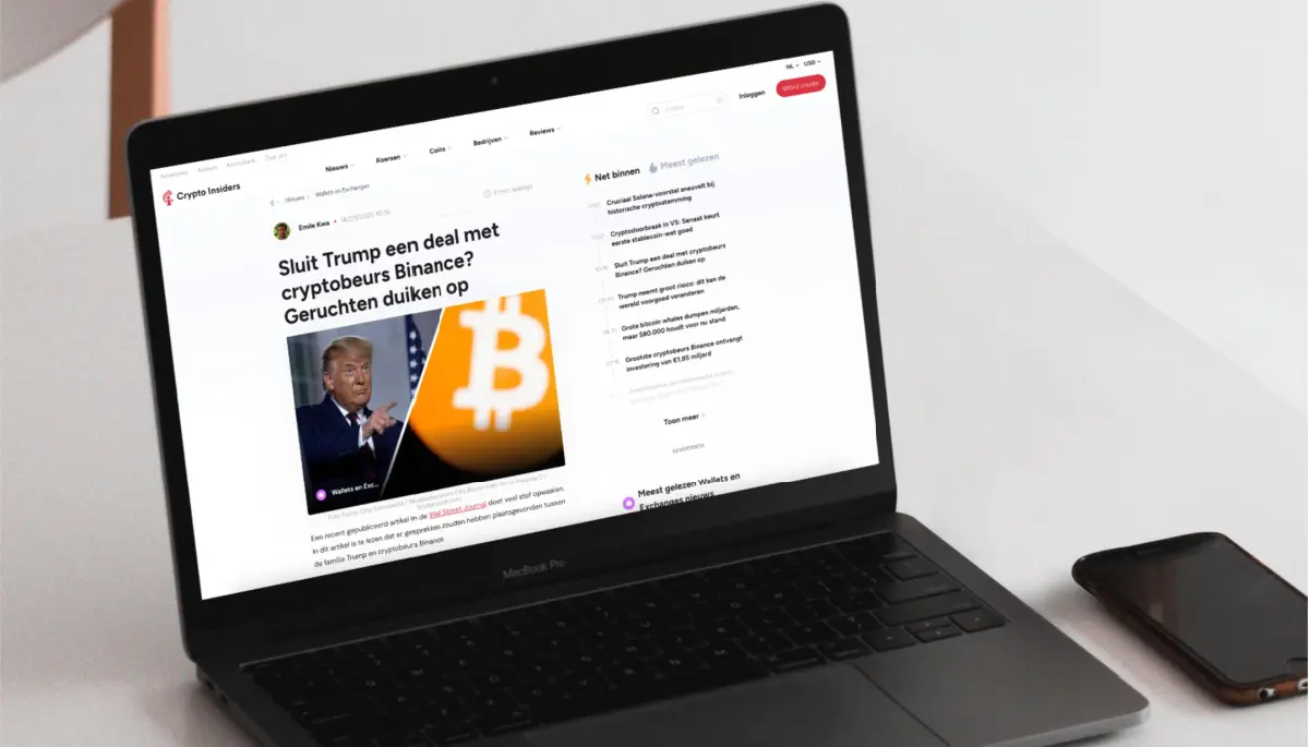 Laptop met geopende Crypto Insiders-website, waarop een artikel over een mogelijke deal tussen Trump en cryptobeurs Binance te zien is. Cryptocurrency nieuws en blockchain-updates.